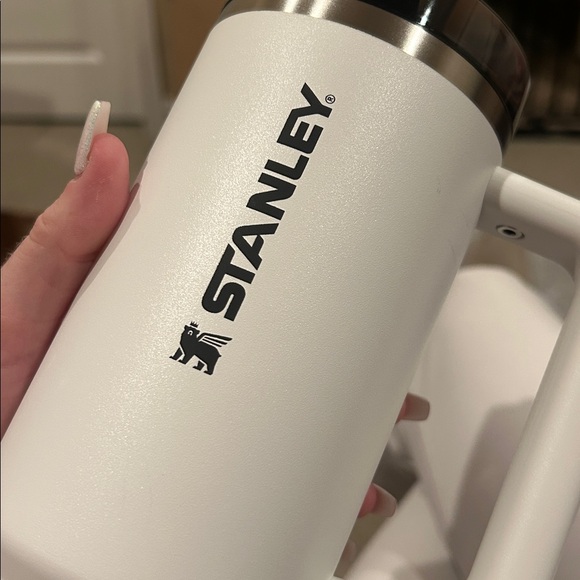 Stanley White Travel Mug 30 oz - Picture 4 of 5